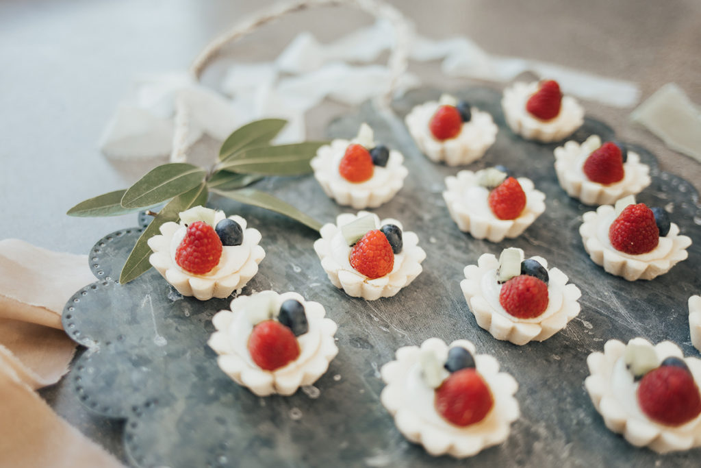 Mini tart desserts by Phoenix area baker, Dessert First by Veronica. Floral by Array Design. Photography by Kinsley Nicole.