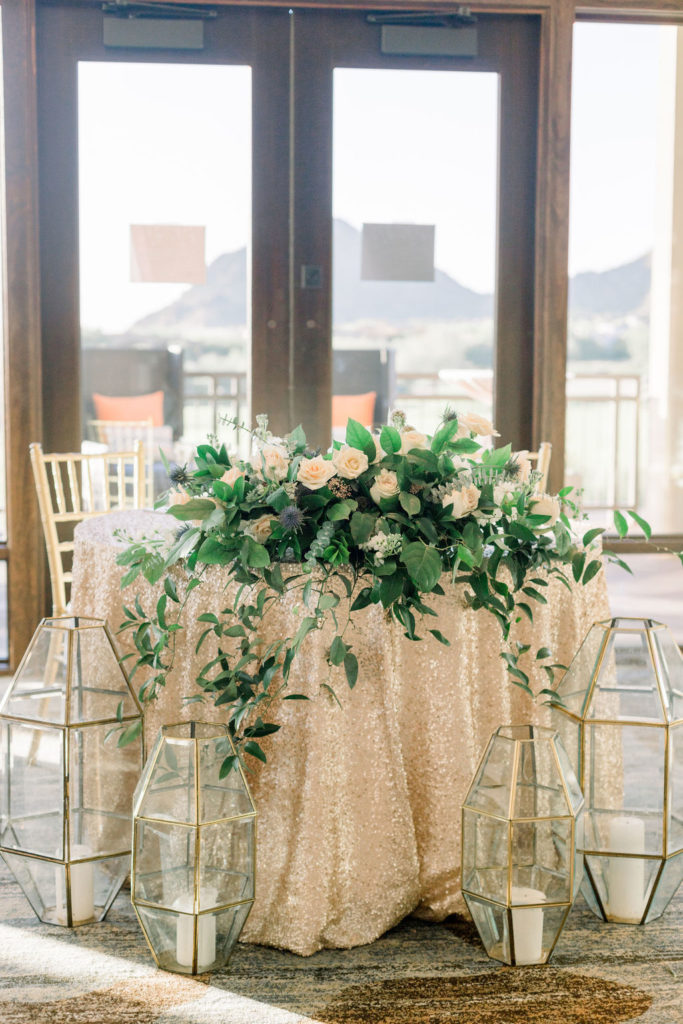 luxury-wedding-flowers-sweetheart-table-wedding