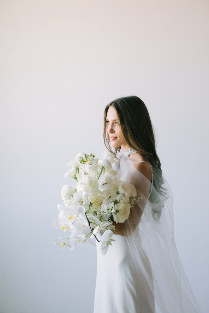 bride-white-floral-bouquet