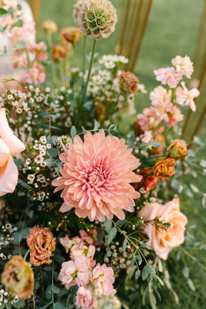 Wedding flower design of pink and orange colored flwoers.